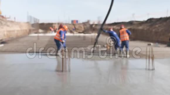 建筑工人在建筑地面上浇筑混凝土视频的预览图