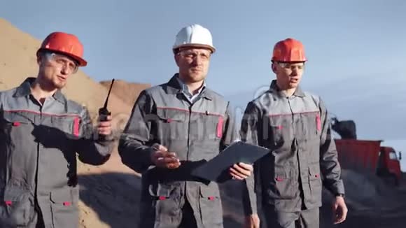 在日落中镜头下在施工现场行走的熟练的工业男工视频的预览图
