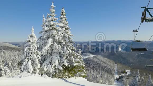 滑雪缆车上滑雪者的视野滑雪斜坡上有雪覆盖的山椅视频的预览图