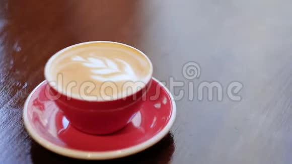咖啡情趣女品尝红杯泡沫拿铁视频的预览图