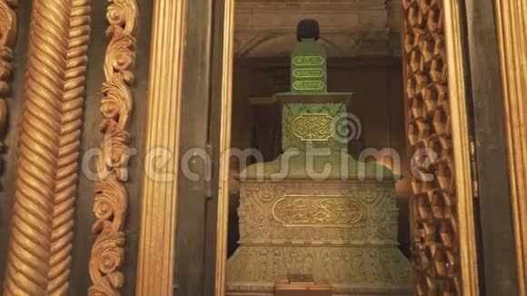 开罗埃及9月2016年26日埃及开罗阿拉巴斯特清真寺内的坟墓视频的预览图
