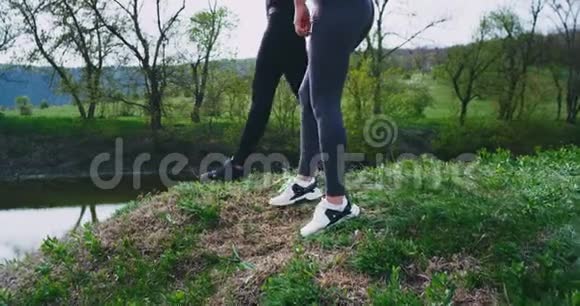 漂亮的外表和健康的身体两位女士在经过艰苦的锻炼后在令人惊叹的自然场所享受在一起的时光视频的预览图