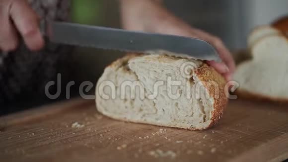 女人或厨师在厨房切鲜面包关门视频的预览图