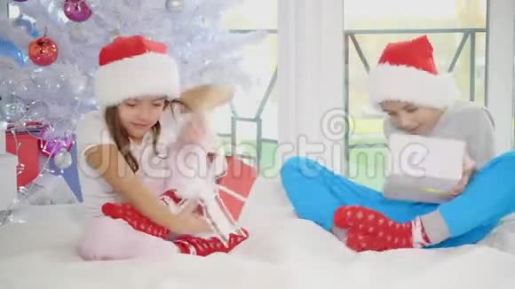 有趣的视频小兄弟姐妹在家里的卧室练习瑜伽在圣诞节的时候视频的预览图