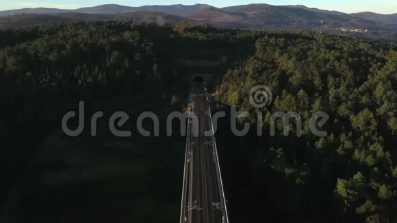 跨河大桥从无人驾驶飞机在日落时分拍摄视频的预览图