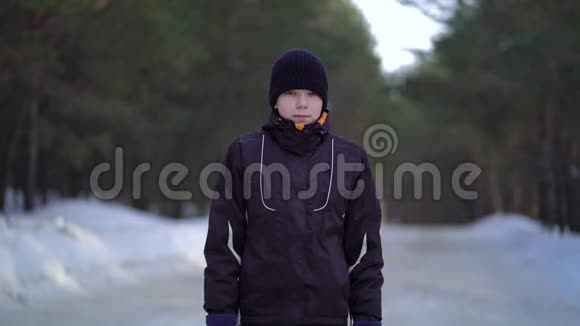 冬季森林中英俊的年轻男性运动员慢跑的肖像视频的预览图