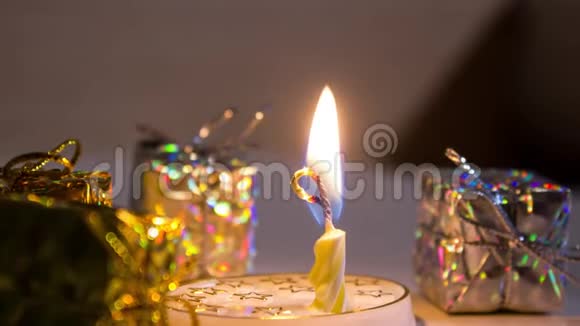 蜡烛在礼物面前慢慢燃烧视频的预览图