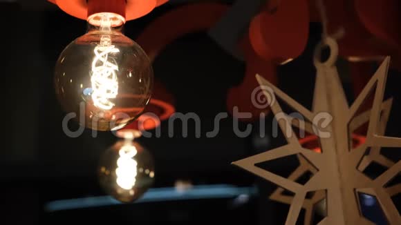 美丽温暖的灯光从灯现代装饰概念翻新爱迪生电灯装饰电灯电挂视频的预览图