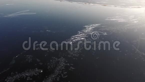 鸟瞰冰冻河流的渔民视频的预览图