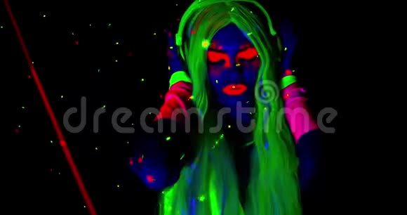 接近一个有紫外线化妆和耳机跳舞的女人4k视频的预览图