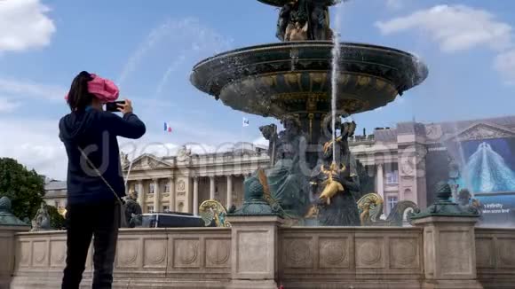 法国巴黎协和广场上的枫丹麦斯在阳光明媚的夏天充满了充足的喷泉视频的预览图