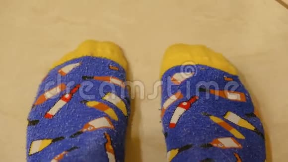 穿彩色袜子的女人的脚概念穿着漂亮袜子的双脚特写视频的预览图
