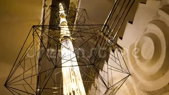 一个巨大的装饰性现代吊灯的特写概念现代艺术风格暖光高吊灯视频的预览图