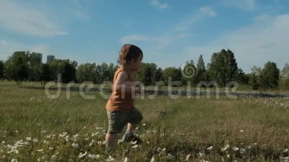 一个小孩子在公园里奔跑的慢动作视频的预览图
