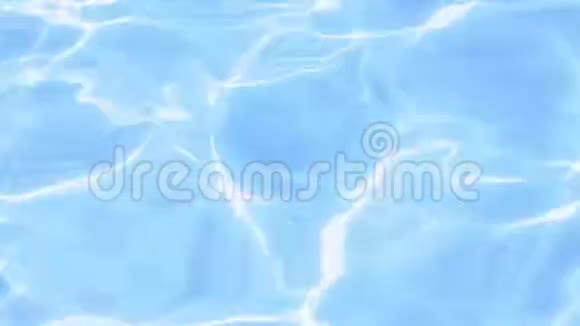 夏季阳光明媚的池水在碧波荡漾的水面上漏了出来休闲度假视频的预览图