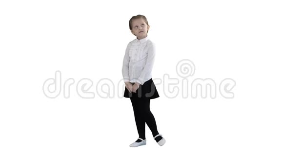 可爱的学龄前女孩站在害羞的周围思考白色的背景视频的预览图