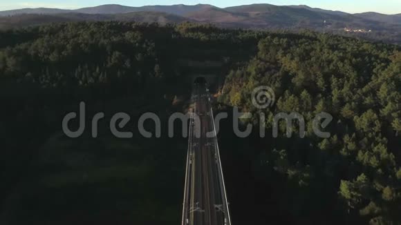无人机在穿越山间隧道的铁路上飞行视频的预览图