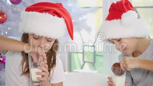 小兄弟姐妹享受他们的早餐把美国饼干浸入新鲜牛奶视频的预览图