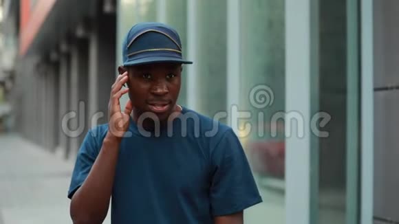 非洲男子触摸无线耳机选择音乐视频的预览图