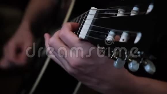男子演奏黑声吉他练习的特写概念音乐和艺术的概念视频的预览图