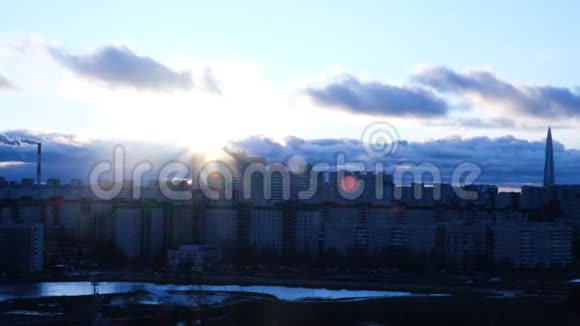 冬日阳光下的现代城市景观概念太阳耀斑在城市上空的美丽景色视频的预览图