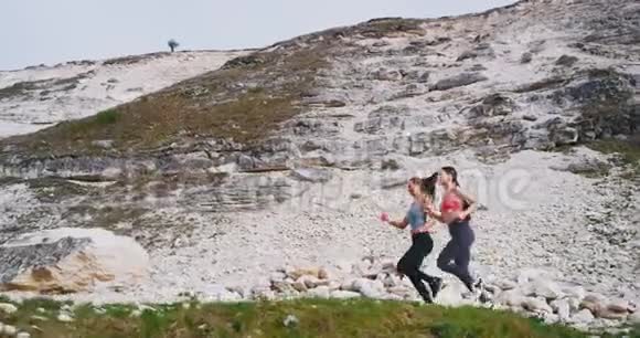 用大石块在山路上奔跑的女士身材健美气宇轩昂的女士视频的预览图