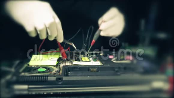 工程师用螺丝刀修理或升级笔记本电脑计算机服务视频的预览图