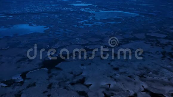 冰冻湖面概念水库表面的碎冰夜间结冰的湖视频的预览图