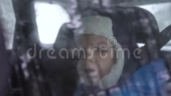 小男孩坐在冬林的后座上望着窗外视频的预览图