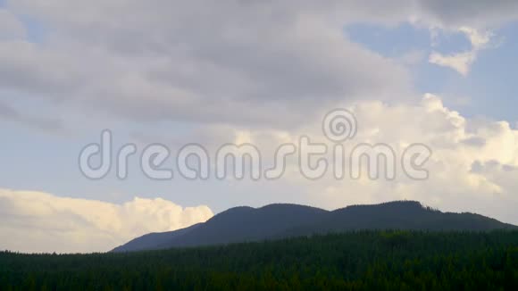 白云带山地景观时序天气晴朗的夏日视频的预览图