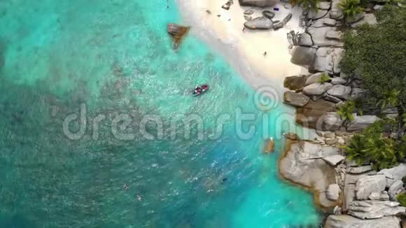 可可岛拉迪格塞无人驾驶飞机从上面看到海滩上的夫妇无人驾驶飞机从上面看到海滩视频的预览图