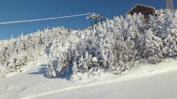 山顶滑雪道上方的山顶滑雪缆车景观视频的预览图