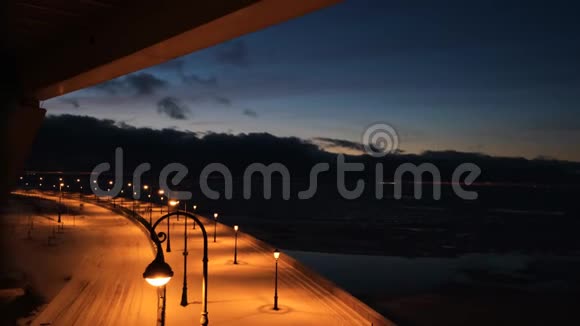 夜晚海湾附近有灯光的现代道路的美丽景色概念安静宁静的海湾灯光景观视频的预览图