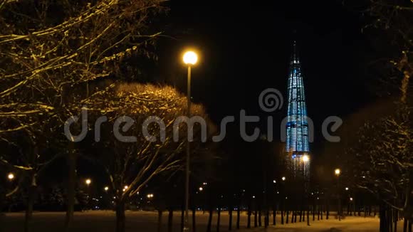 在一个现代化的城市里夜晚可以看到一座挂满灯笼的摩天大楼概念现代摩天大楼的冬季城市景观视频的预览图