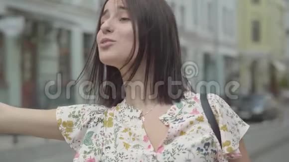 肖像无忧无虑的美丽的年轻女子穿着夏装手里拿着购物袋试图在出租车上赶上视频的预览图