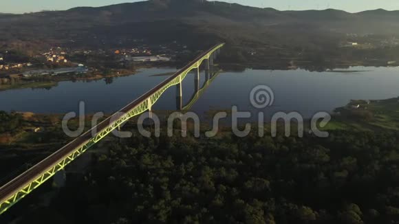 跨河大桥从无人驾驶飞机在日落光线下拍摄视频的预览图