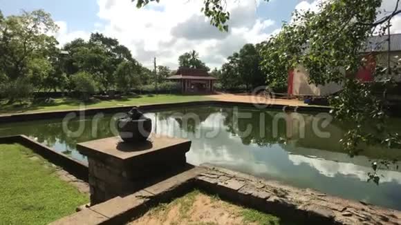 Anuradhapura斯里兰卡湖的背景栅栏视频的预览图