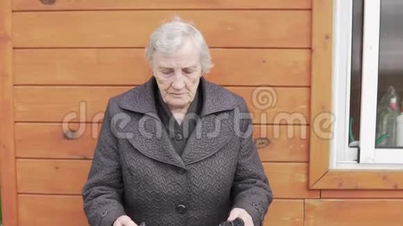 一位老太太头上戴着一条黑围巾视频的预览图