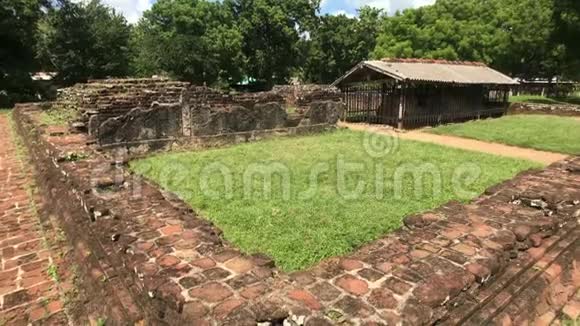斯里兰卡Anuradhapura皇家公园的城墙和宫殿废墟的左侧景色视频的预览图
