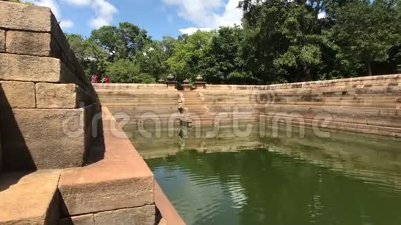 斯里兰卡Anuradhapura寺庙区沐浴池的墙壁视频的预览图