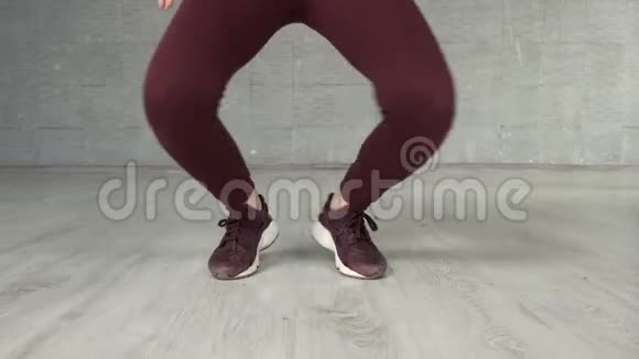 女嘻哈舞者在演播室跳舞的脚视频的预览图