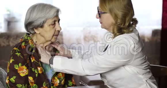 一位老太婆给一位可爱的祖母做检查视频的预览图