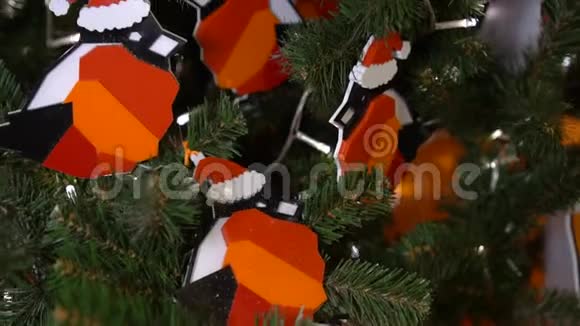 圣诞树上的圣诞装饰品拼图中的牛翅视频的预览图