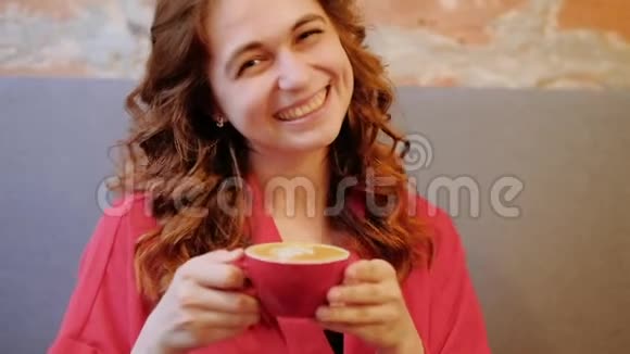 欢乐羊羊咖啡店笑女人喝酒视频的预览图
