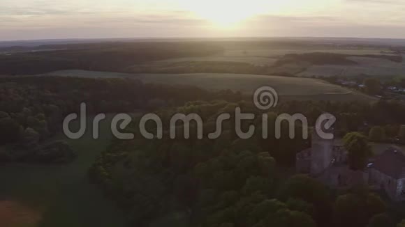 德国梅克伦堡伏尔波默恩日落前城堡的空中拍摄视频的预览图
