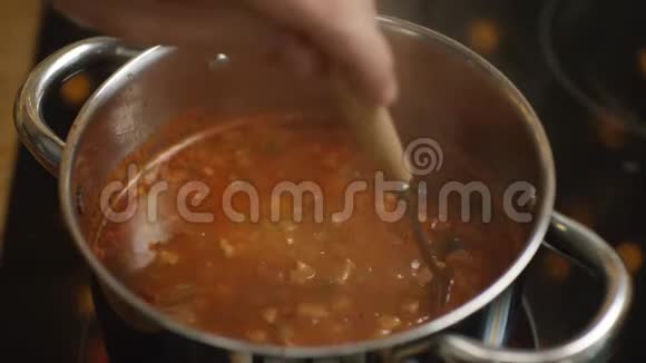 人们在炉子上的一个锅里煮俄罗斯传统汤库存录像俄罗斯苏卡汤视频的预览图