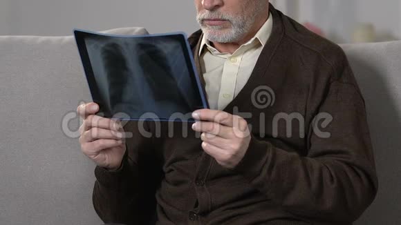 老年男性在康复中心看肺部x光片对不治之症心烦意乱身体健康视频的预览图