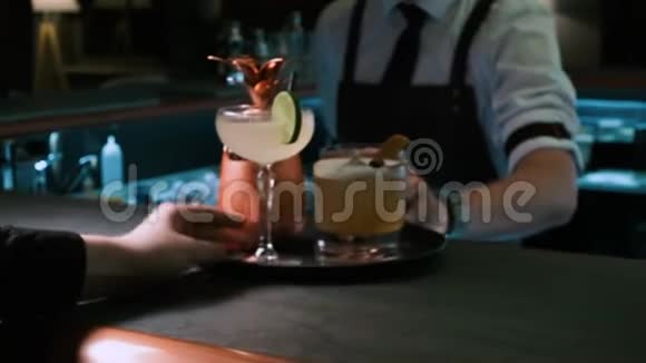 酒精饮料在餐厅的酒吧供应在红色史诗4KUHD相机上拍摄视频的预览图