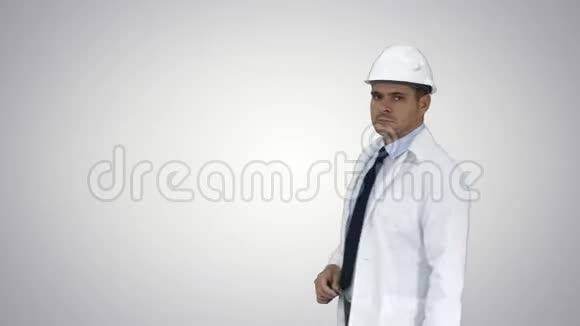 科学工程师在头盔上显示停止唱歌然后在梯度背景上做一个注意手势视频的预览图