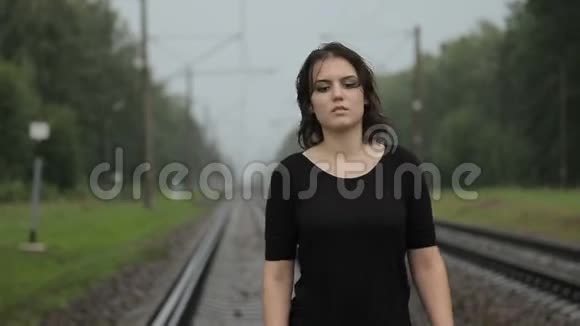 少女在雨中行走视频的预览图